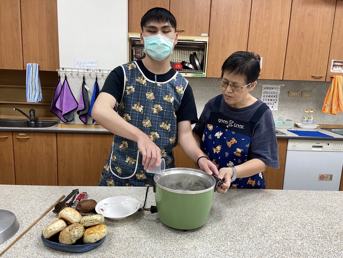 揭金鳳5.(居家簡易食物料理課)口頭引導高職部學生進行加水於電鍋內的動作